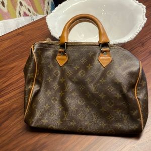 Fair condition. Zipper needs replaced. Some wear on inside and out.